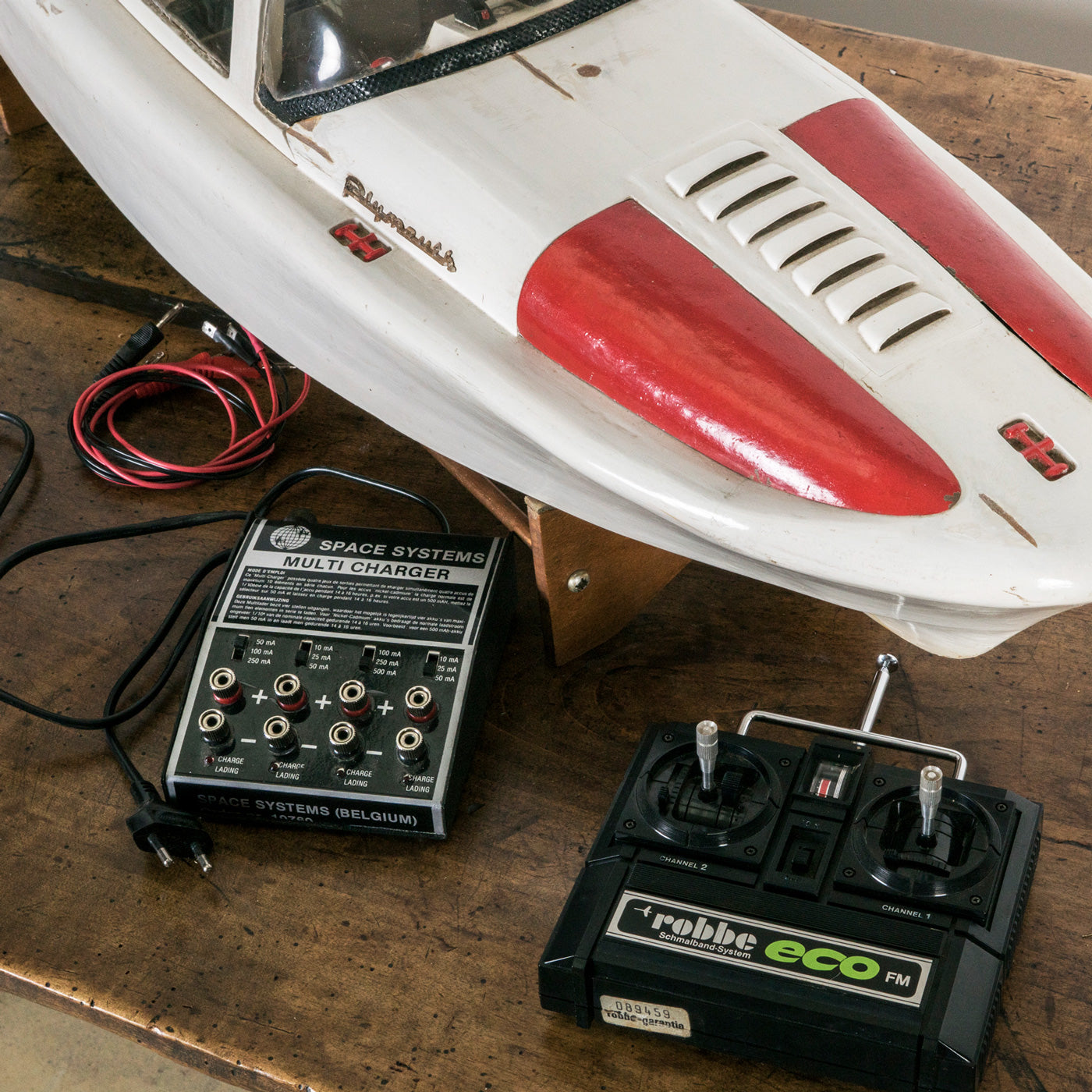Close-up of a superb vintage French scale model of a speed boat, meticulously handcrafted to replicate the iconic Plymouth motorboat. Displayed together with the control panel.