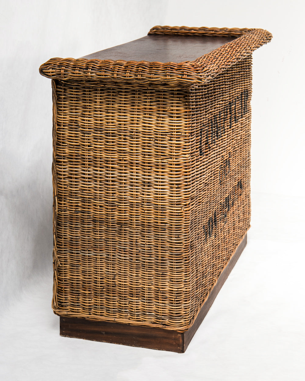 Comptoir des Voyageurs Vintage Wicker Bar