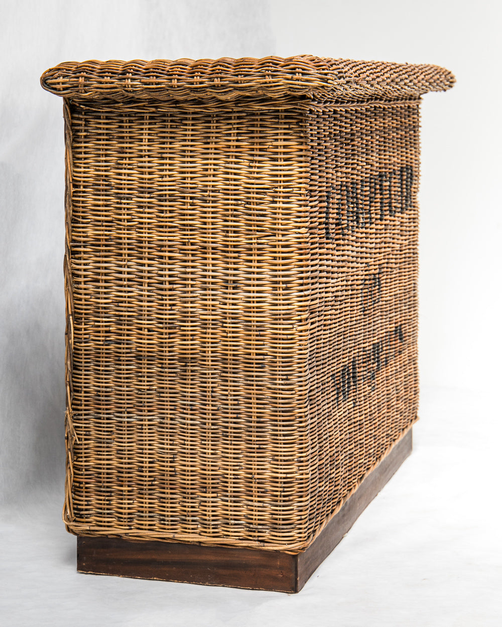 Comptoir des Voyageurs Vintage Wicker Bar